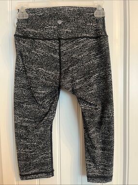 Lululemon Black & White Space-Dye Performance Crops - Size 4